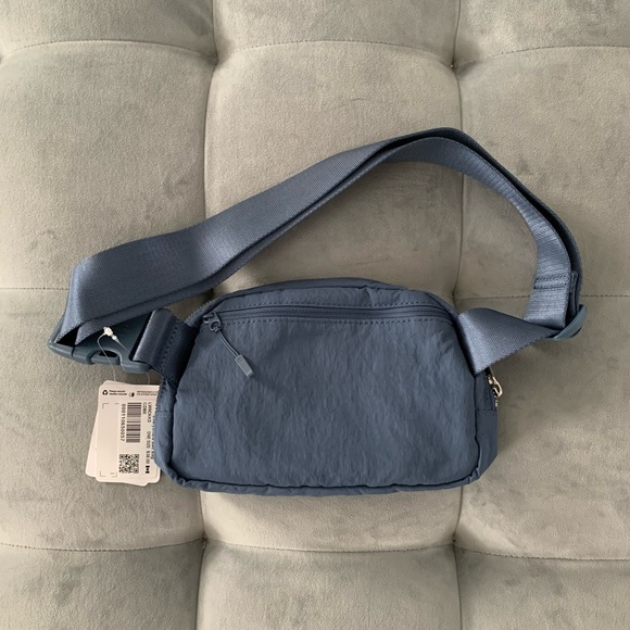 NWT ORIGINAL OG Lululemon Everywere Belt Bag Code Blue - Picture 5 of 16